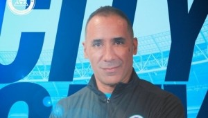 足球报：新鹏城下午前往武汉和三镇热身，新帅穆尼奥斯随队前往