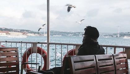 还是差点！张玉宁禁区弧顶远射中柱弹出，河南队逃过一劫